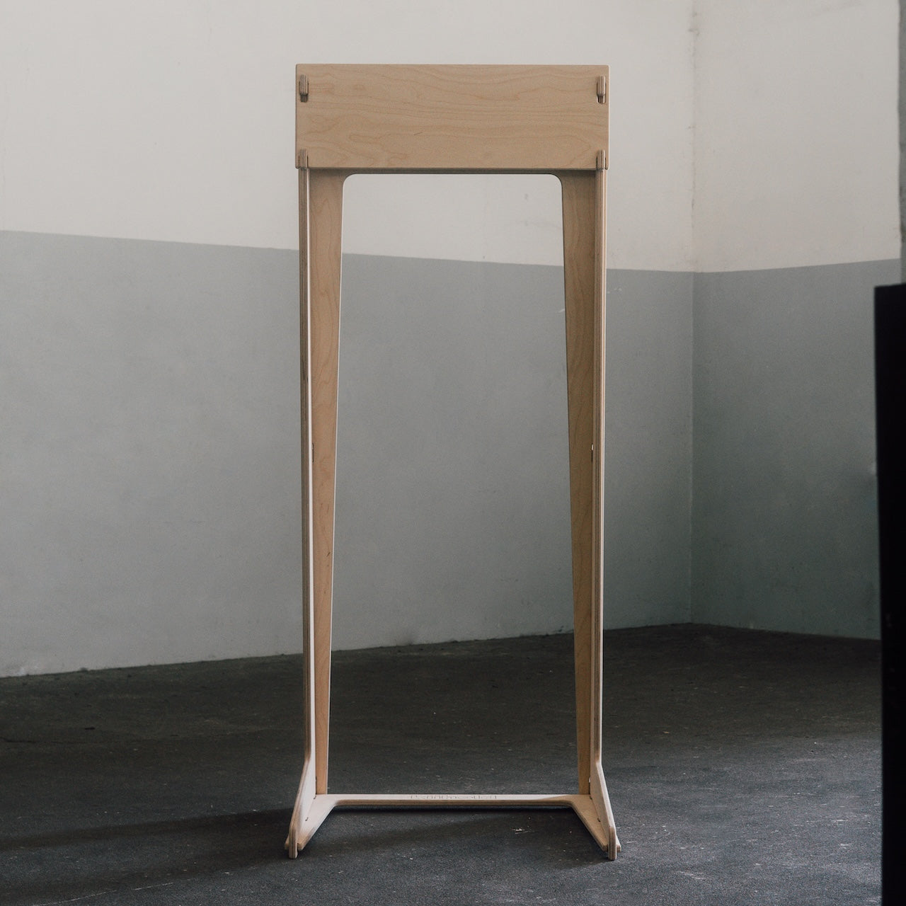 Freestanding Hanger